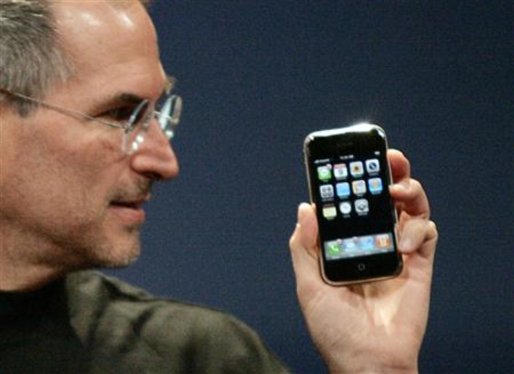 24-steve-jobs-iphone.jpg
